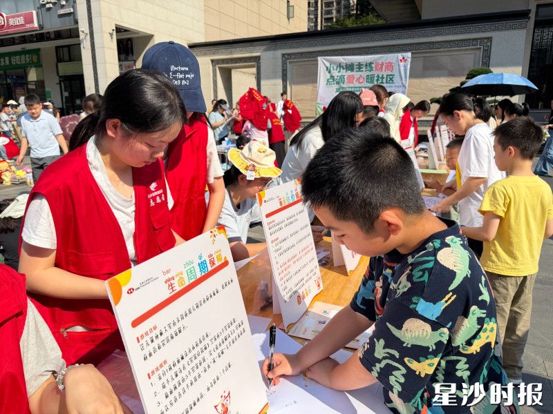 活动现场,孩子们在完成各类互动小游戏。社区供图 活动现场,孩子们在完成各类互动小游戏。社区供图