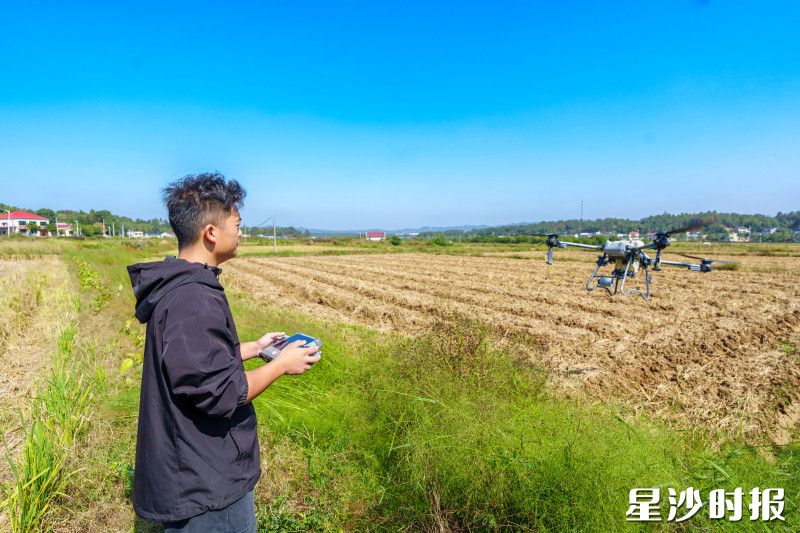 汤郑鑫操作植保无人机进行飞防作业。均为受访者供图