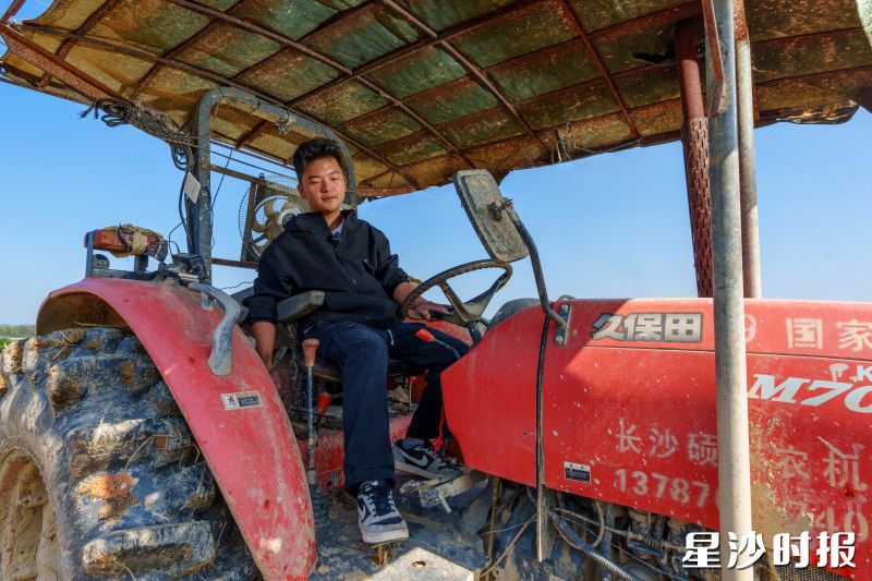 汤郑鑫勤练“内功”,用自己的智慧和汗水书写着新时代的“种田经”。