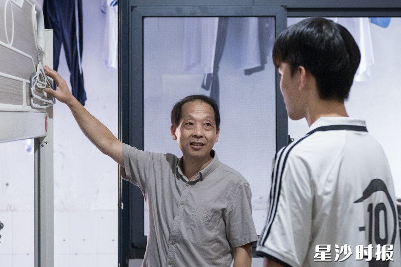 图为侯远新在男生宿舍查寝。刘思源 摄