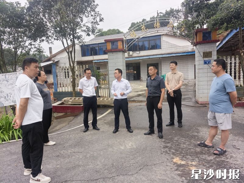 安沙社区邀请政府领导、安沙商会成员一起为桂花塘山庄出谋划策。安沙镇供图