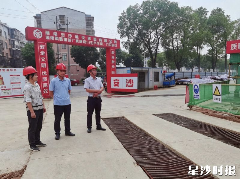 联系安沙镇项目建设督导推进专员前往重点项目工地，看进度、问需求、解难题。安沙镇供图