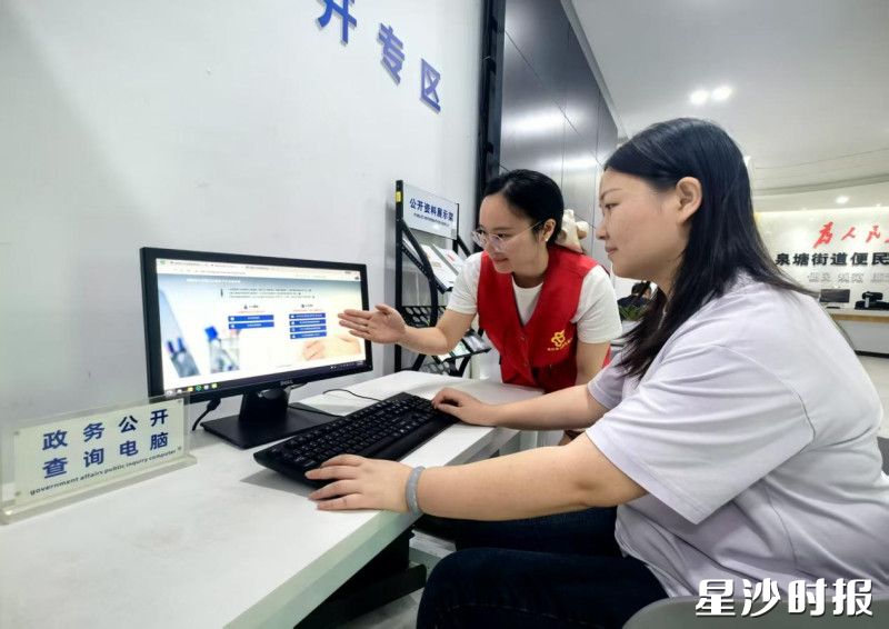 街道帮代办专干贺灵涛指导个体工商户线上填报资料。均为街道供图