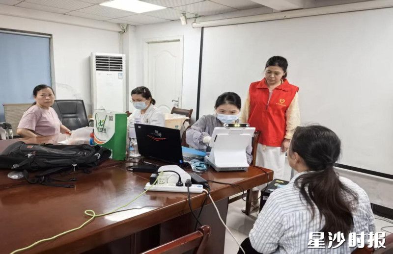 社区集中办理健康证活动现场。