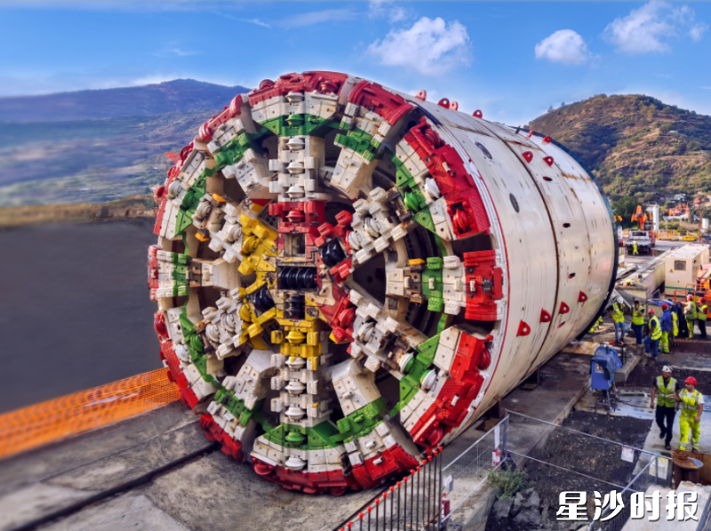 2023年9月15日,铁建重工自主研制盾构机出口意大利,助力西西里岛铁路建设。均为企业供图 2023年9月15日,铁建重工自主研制盾构机出口意大利,助力西西里岛铁路建设。均为企业供图