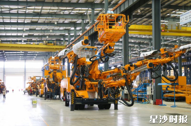 铁建重工智能型凿岩台车。 铁建重工智能型凿岩台车。