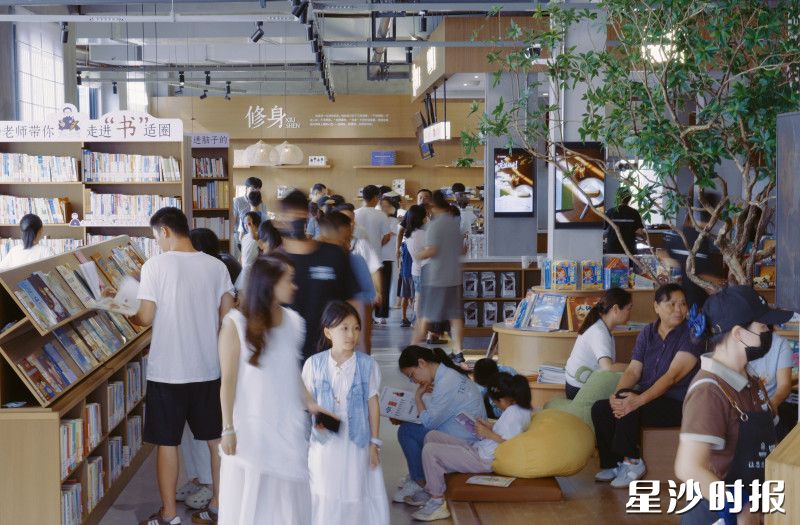 位于开慧镇的初恋书店全新开业,人气火爆。均为章帝 摄 位于开慧镇的初恋书店全新开业,人气火爆。均为章帝 摄