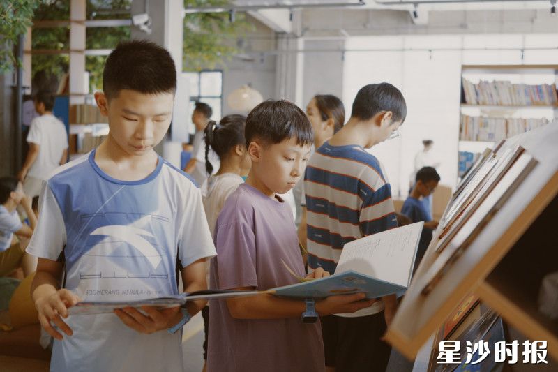市民在初恋书店内阅读书籍。 市民在初恋书店内阅读书籍。
