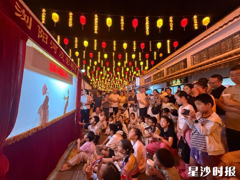 华灯初上,三仙街皮影戏吸引众多游客驻足观看。均为赵佳慧 摄