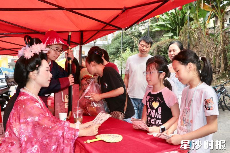 小朋友们与npc对古诗词获得银票。