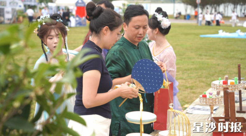 市民游客徜徉市集之间,在热闹鲜活的氛围中亲近非遗、触摸传统。均为邬振摄 市民游客徜徉市集之间,在热闹鲜活的氛围中亲近非遗、触摸传统。均为邬振摄
