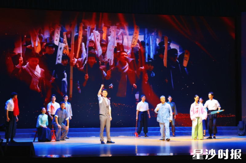 第一幕《“星”火》表演中。 第一幕《“星”火》表演中。