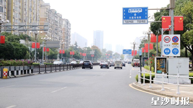 开元路,五星红旗伴车流,一路“中国红”。 开元路,五星红旗伴车流,一路“中国红”。