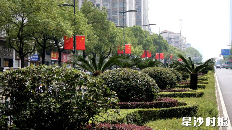 五星红旗下,天华路绿意一路相迎。 五星红旗下,天华路绿意一路相迎。