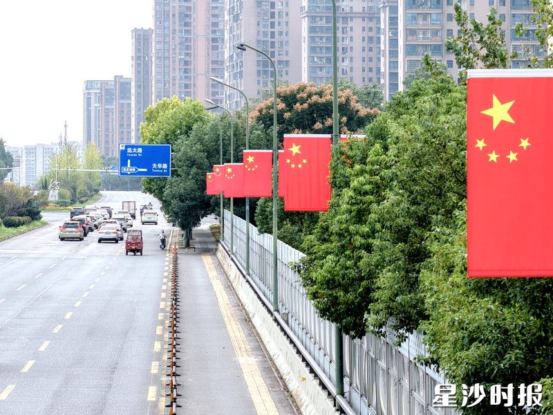 星沙大道,红旗猎猎,满目喜庆迎华诞。 星沙大道,红旗猎猎,满目喜庆迎华诞。