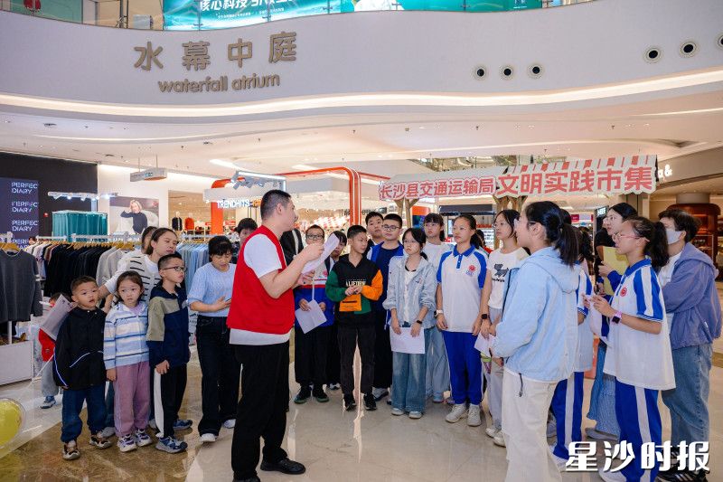 活动现场为群众送上“沉浸式”文明交通宣传服务。均为长沙县文明办供图 活动现场为群众送上“沉浸式”文明交通宣传服务。均为长沙县文明办供图