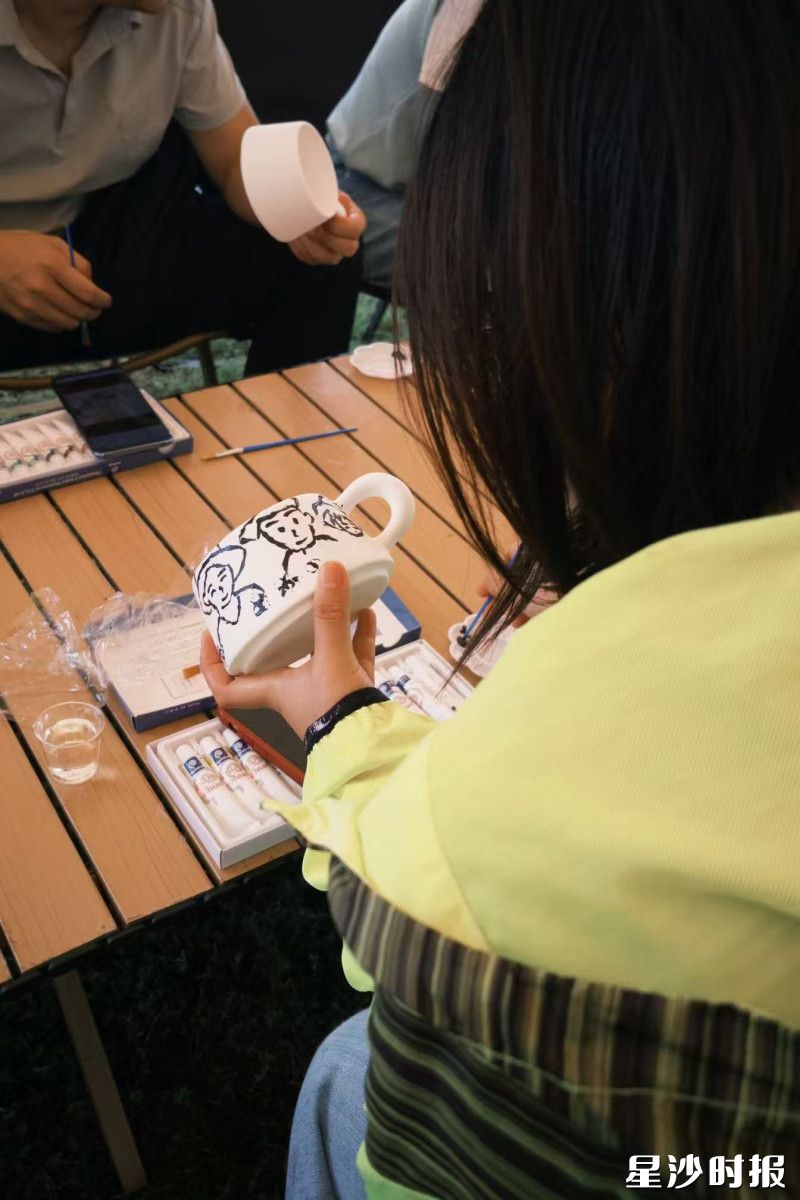 游客正在涂鸦杯具。 游客正在涂鸦杯具。