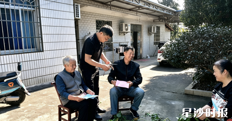 村干部向村民发放倡议书。安沙镇供图 村干部向村民发放倡议书。安沙镇供图