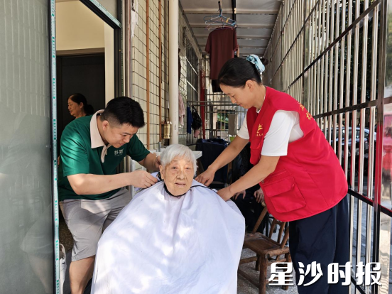 爱心理发师李元宝正在为邹菊华娭毑理发。街道供图 爱心理发师李元宝正在为邹菊华娭毑理发。街道供图