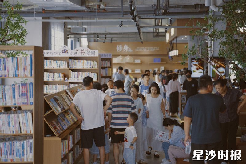 初恋书店游人如织。 初恋书店游人如织。