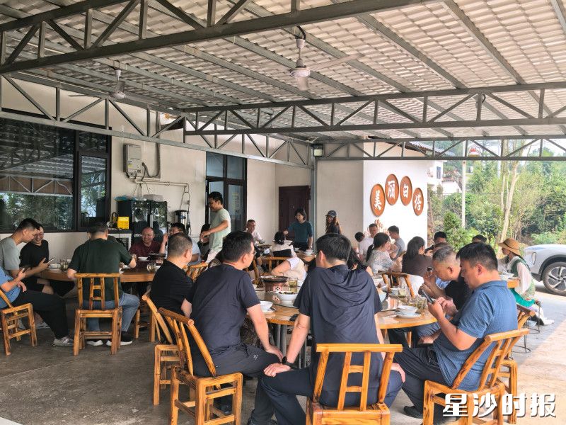 长沙县安沙镇白塔青创村落的河边头·柴火灶坐满了食客。均为河边头柴火灶供图