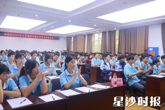 同学们正在认真听讲、互动。 同学们正在认真听讲、互动。