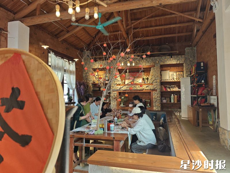 工作日,尚木兰亭·湖畔茶馆里坐满了游客。 工作日,尚木兰亭·湖畔茶馆里坐满了游客。
