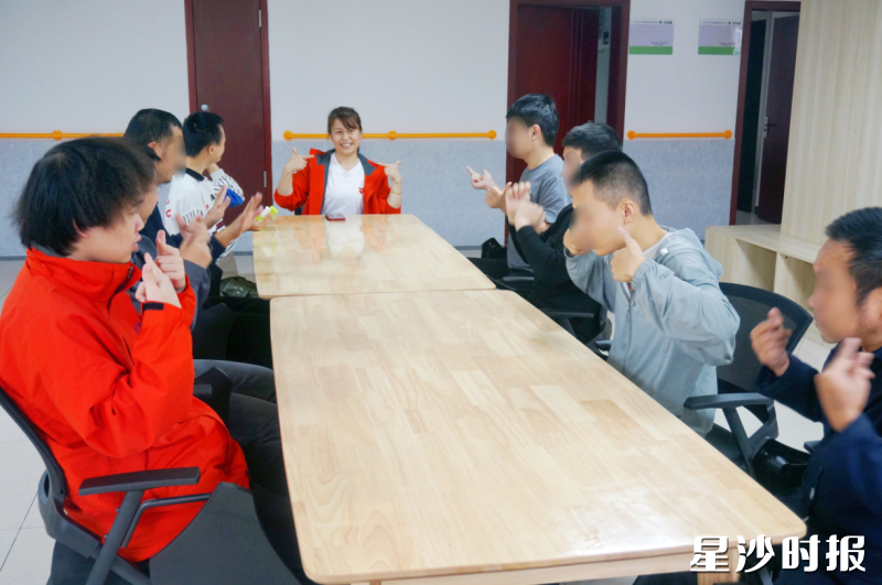 残疾人托养中心,老师在带学员做手指操。 钟晴摄 残疾人托养中心,老师在带学员做手指操。 钟晴摄