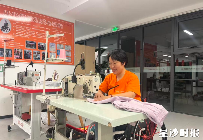 在利槟社区居家养老服务站,唐漫霞为居民缝衣服。 星城集团供图 在利槟社区居家养老服务站,唐漫霞为居民缝衣服。 星城集团供图