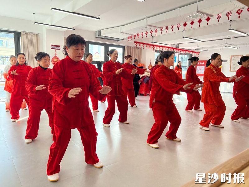 利槟社区居家养老服务站内在开展特色活动。 林正茂摄 利槟社区居家养老服务站内在开展特色活动。 林正茂摄