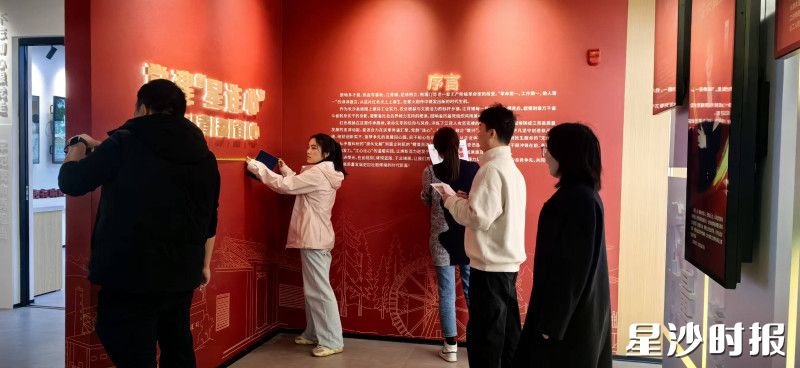 欧璐扎根江心比心服务站建设现场,和团队反复打磨推敲每一处展陈细节。均为江背镇经济发展办供图 欧璐扎根江心比心服务站建设现场,和团队反复打磨推敲每一处展陈细节。均为江背镇经济发展办供图