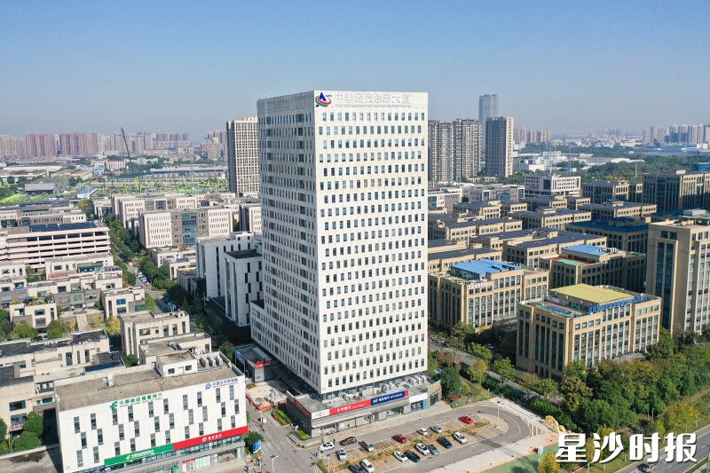 中非经贸总部大厦成功落地。 中非经贸总部大厦成功落地。