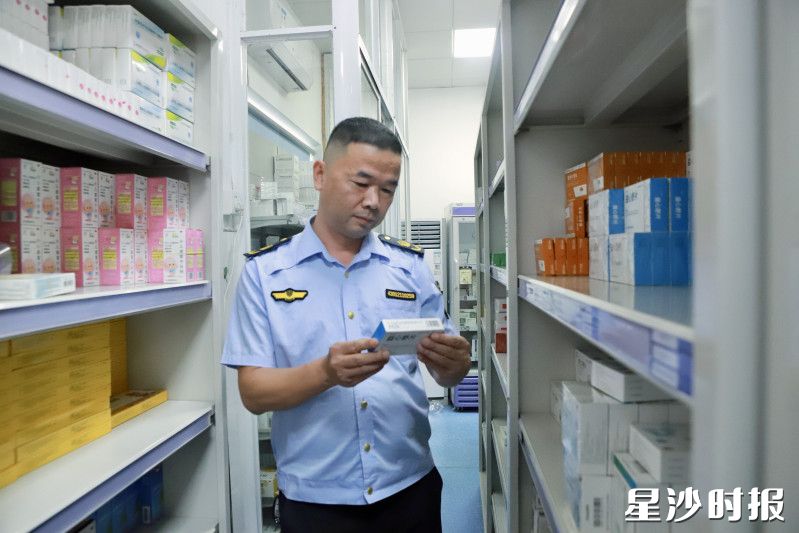 彭杰走进星沙医院,了解基层医疗机构针对群众常见病、多发病的药品供应保障情况。 均为刘萍 摄 彭杰走进星沙医院,了解基层医疗机构针对群众常见病、多发病的药品供应保障情况。 均为刘萍 摄