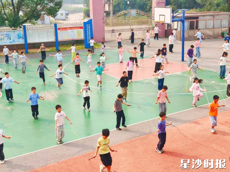 大课间，全体学生在操场开展跳绳活动，在跃动中强健体魄、涵养阳光心态。学校供图