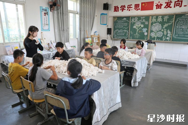 教师在课堂上带领学生加工采摘回来的棉花，开展“金棉织光”校本课程，把田间收获转化为课堂实践。文雅丽 摄