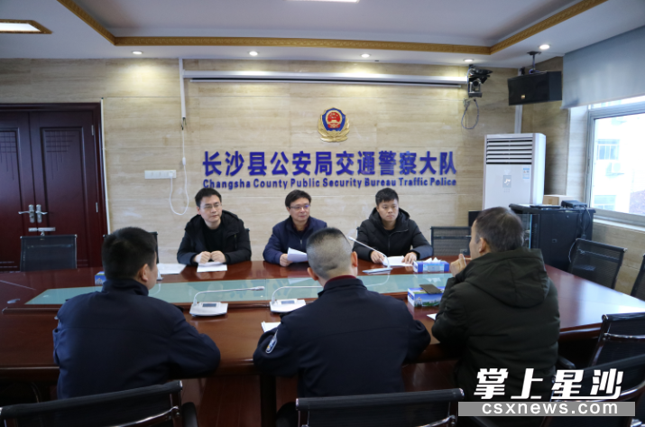 唐杨松到县交警大队了解情况。