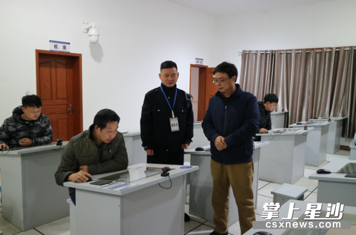 长沙县政协常委唐杨松到驾校走访调研。均为 罗展 摄