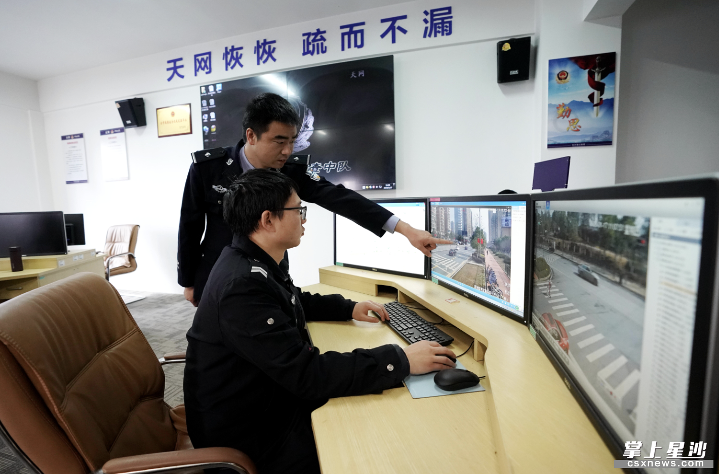 图为视频侦查中队中队长盛力文（左）在指导队员开展案件视频侦查工作。