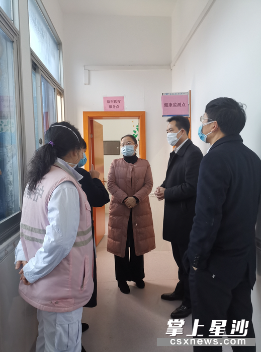 图为张作林在长沙黄花国际机场医疗急救中心调度疫情防控工作。