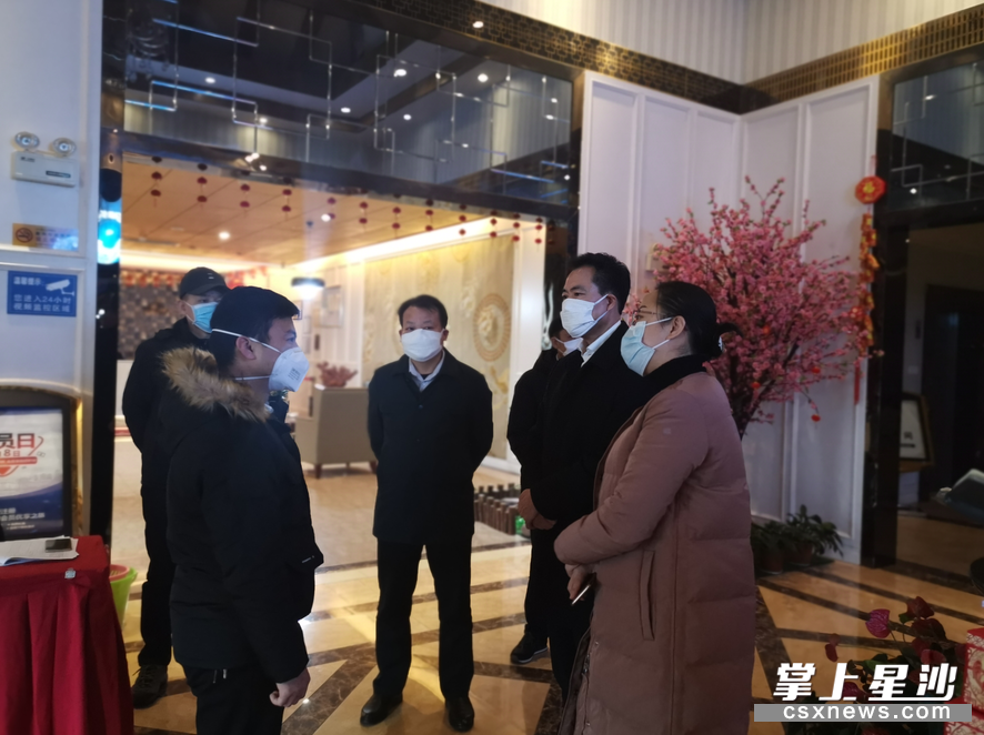 在安置武汉滞留群众相关酒店，张作林向酒店工作人员详细询问酒店的疫情防控措施。