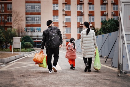 长沙县首例新型冠状病毒感染的肺炎患者治愈出院。章帝 摄 长沙县首例新型冠状病毒感染的肺炎患者治愈出院。章帝 摄