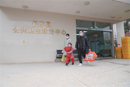 长沙县首例新型冠状病毒感染的肺炎患者治愈出院。 长沙县首例新型冠状病毒感染的肺炎患者治愈出院。