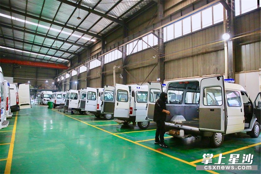 湖南星通汽车制造有限公司生产车间。