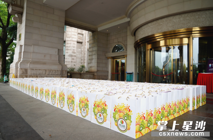 支援湖北的国家医疗队返湘入驻长沙县某定点酒店，绿叶水果工作人员准备新鲜水果，向战“疫”归来的英雄致敬。均为 盛磊 摄