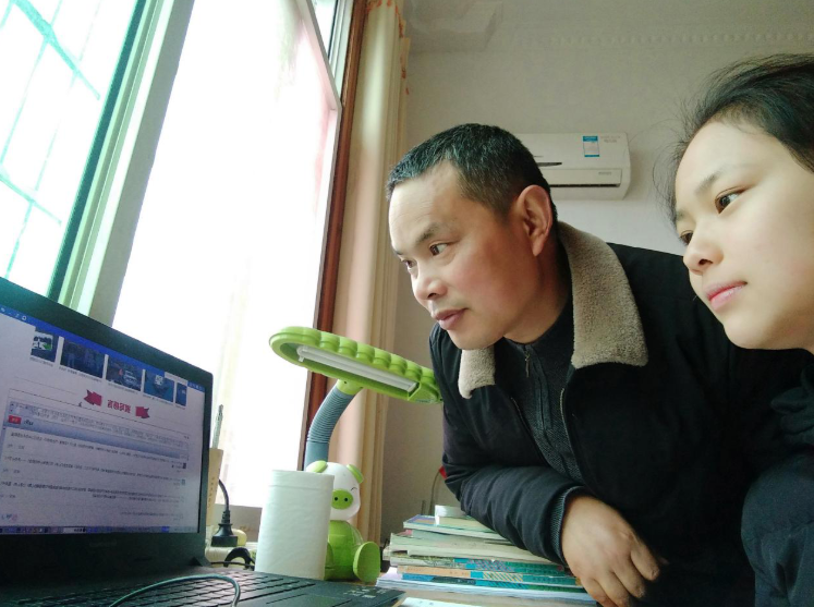 蒋欣兰和父亲一起参加网上祭英烈活动。供图