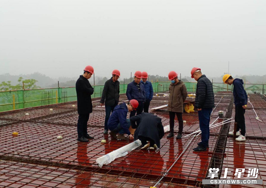 路口镇组建4个工作组，全面服务保障企业政策落地、手续完善、规划设计、配套设施等要素，深入项目工地查看施工进度。