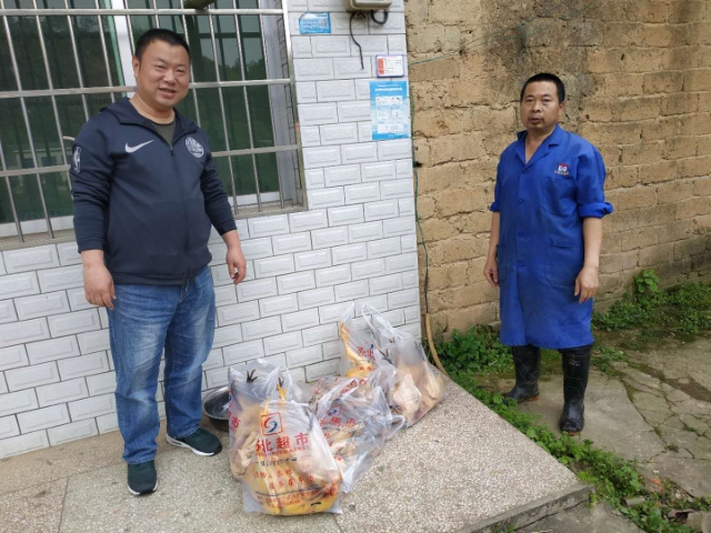 陈榕辉（左）帮贫困户卖滞销的农产品、找工作、送物资，成为了贫困户的代购员、推销员、服务员。均为供图