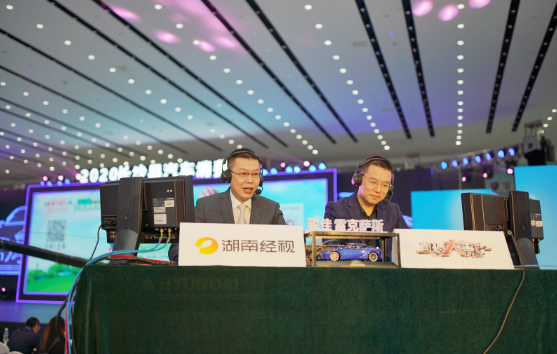 秒车惠直播活动中湖南经视著名主持人梅冬正在主持.章帝 摄