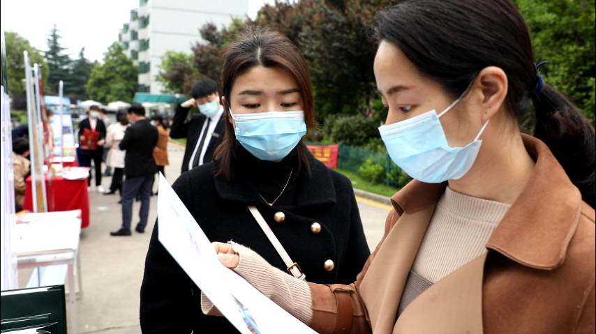 长沙县首个网上购房节系列活动日前启动，产业工人购房优惠专场吸引了大批有购房需求的市民前来咨询。受访者供图