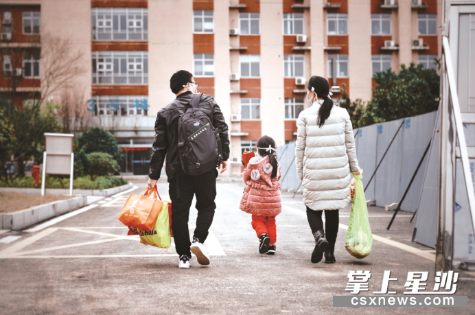 　　2月1日，长沙县首例新型冠状病毒感染的肺炎患者治愈出院。4岁的童童（中）在父母的陪同下走出医院准备回家。章帝 摄
